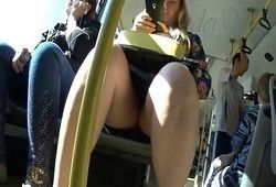 Парень залезает пальцами под юбку молодой блондинки в полном автобусе