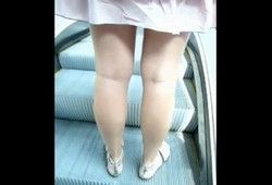 Ходит за девушками и подсматривает под юбку