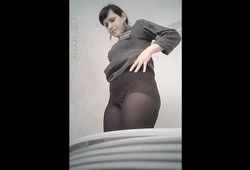 Подсматривают как писает молодая брюнетка