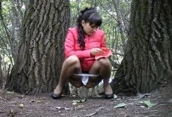 Писающая девушка в чулках попалась на скрытую камеру