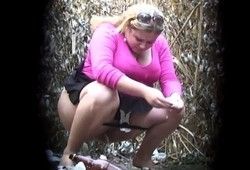 Подборка с писающими девушками на улице