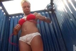 Красавица блондинка переодевается в пляжной кабинке не заметив камеру