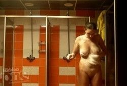 Грудастая брюнетка попалась в душевой на скрытую камеру