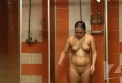 Полненькая брюнетка спалилась голой в душе