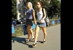 Подглядывание под юбки молодым незнакомкам