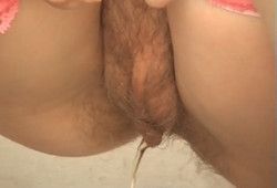 Писающие девушки в туалете показывают свои киски