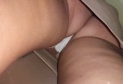 Засвет трусов у женщины под юбкой