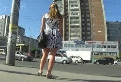 Чувак заглядывает девушке под платье