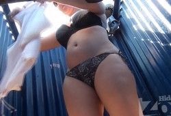 Сиськастую зрелку подловили в пляжной кабинке на скрытую камеру