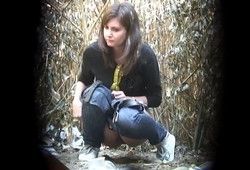 Парень подсматривает за писающей девушкой на улице