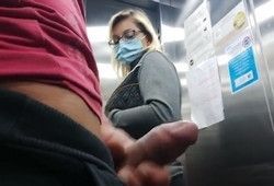 Чувак дрочит на женщину в лифте