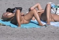 Голых баб засняли на нудистском пляже