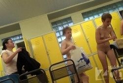 Скрытая камера снимает в бане переодевающихся женщин