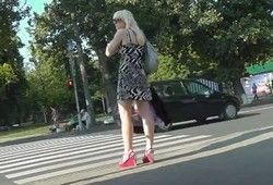 Скрытая камера снимает под платьем у блондинки