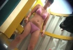 Девушка с подружкой не видят в пляжной кабинке скрытую камеру