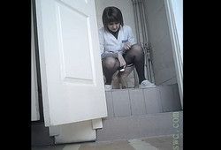 Медсестра отливает перед камерой в туалете поликлиники