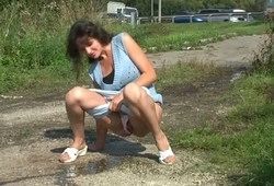 Русская девушка писает в общественном месте