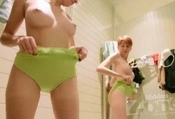 Рыжая девушка разделась в примерочной и спалилась голой