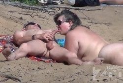 Почему на пляже люди не стесняются ходить голыми?