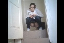 Молодая медсестра писает в туалете перед камерой