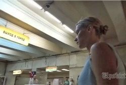 Девушка пошла по своим делам не надев трусы