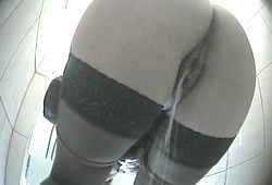 Девушки ссут в туалете не зная что их снимают