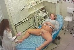 Зрелая женщина сняла трусы и раздвинула ноги посещая косметолога