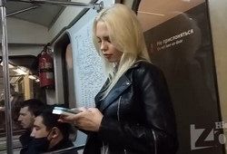 Симпатичная русская девушка засветила свои трусики