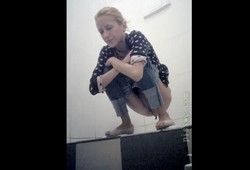 Подсматриваем за какающей девушкой в туалете