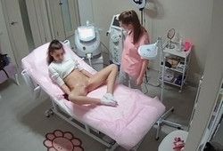 Камера засняла девушку без трусов в кабинете косметолога