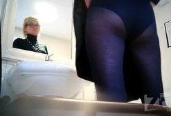 Подглядывают в туалете за писающими женщинами