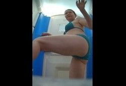 В биотуалете подглядывают за взрослой женщиной