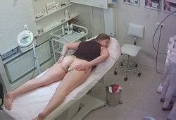 В кабинете косметолога засняли молодую брюнетку без трусов