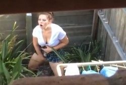 Девка спалилась занимаясь мастурбацией на улице