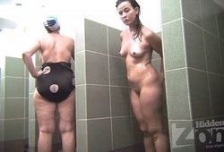 Камера засняла в душевой голую девушку