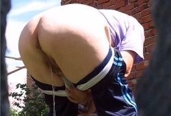 Пожилые женщины писает на улице