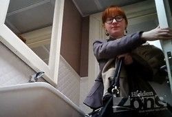 Рыжая девка не знает что в туалете скрытая камера
