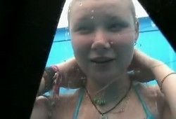 Девушка ополаскивается в пляжной кабинке не зная что ее снимают