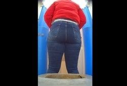 Зрелая баба с большой попой в биотуалете