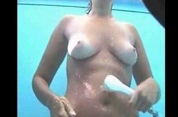 Засветилась голой в пляжной кабинке с душем