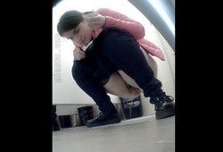 Писающую девушку засняли в туалете универа