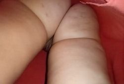 Блондинка с прыщавой попой и без трусов